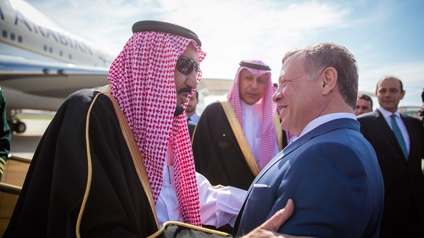 الملك يتبادل التهاني مع الملك سلمان وولي عهد السعودية