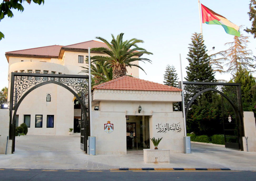 تعيين محافظين واحالة موظفين للتقاعد  ..  أسماء
