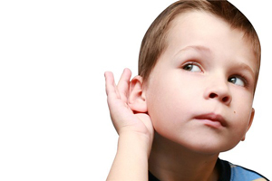 طفل بريطاني يستعيد السمع بعد 5 سنوات من الصمم