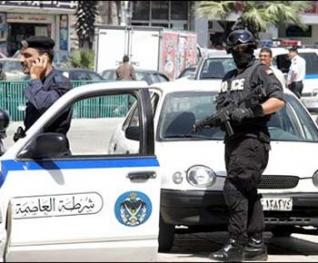 عمان: القبض على مطلوب بحوزته أسلحة نارية