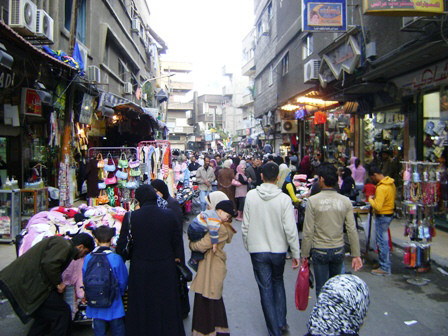 أسواق العيد: نشاط بالصرافة والملابس وركود المواد الغذائية والذهب