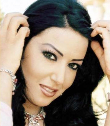 سمية خشاب تخشى ذبح الخروف ..  ولكنها تستمتع بالمشاهدة  / صور