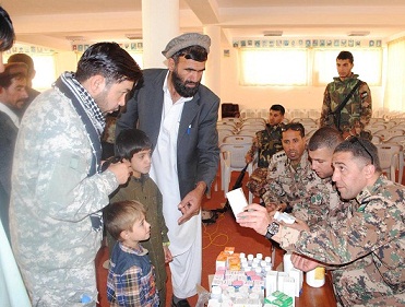 القوات الاردنية في افغانستان توزع مساعدات على 650 اسرة