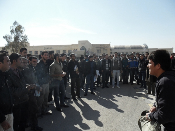 بالصور اعتصام مفتوح في جامعة الزرقاء 