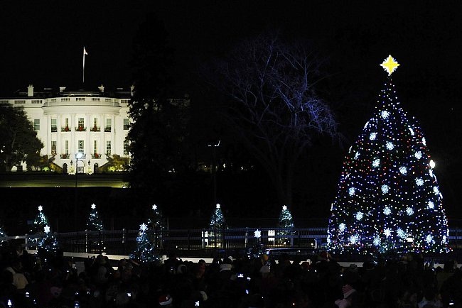 أوباما يضيئ "شجرة الميلاد" في قلب واشنطن