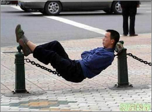 مسؤولون صينيون يغطون في النوم خلال مؤتمر لمقاومة الكسل 