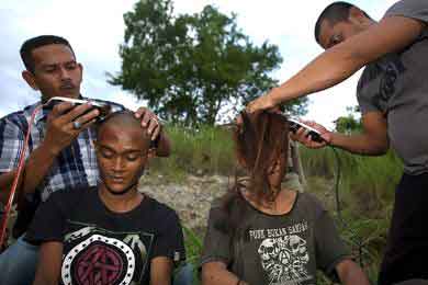 حلق شعر شباب اندونيسي عقابًا على تنظيم حفل راقص - صور