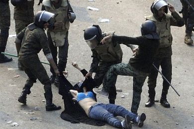 بالفيديو  ..  جنود مصريون يعرون متظاهرة 