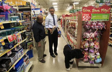 أوباما يصطحب كلبه للتسوق