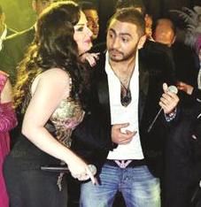 فستان ديانا كرزون يحرج تامر حسني