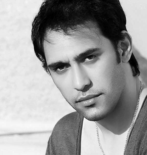 عمرو مصطفى يهدد الثوار المصريين بالضرب