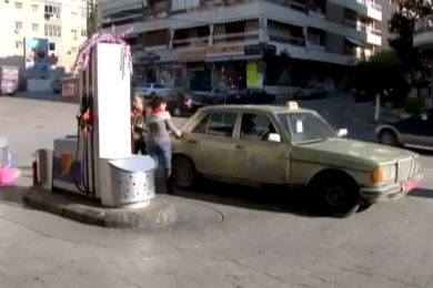بالفيديو  ..  محطة وقود لبنانية لا توظف الا النساء