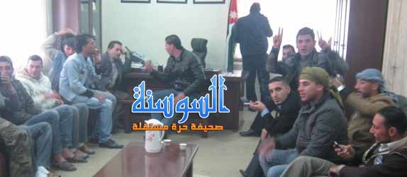 طفايلة أخرجوا المحافظ من مكتبه وجلسوا مكانه  .. !