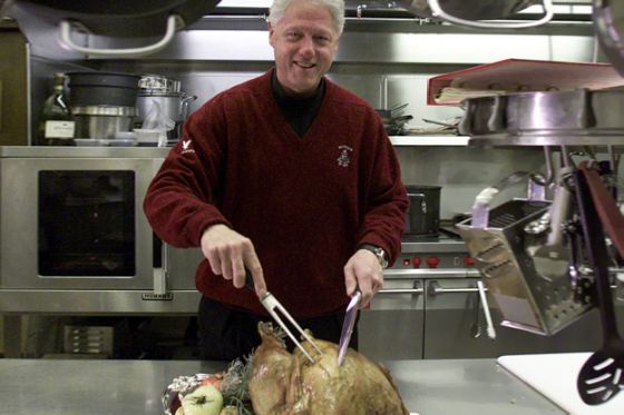 طباخ البيت الابيض : كلينتون مدمن على لحوم الخنزير 