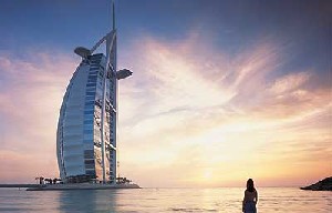 ارتفاع الرواتب يجذب المغتربين على الإقامة لفترات أطول في الامارات