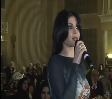 بالفيديو  ..  هيفاء وهبي تشتري حذاء رونالدو