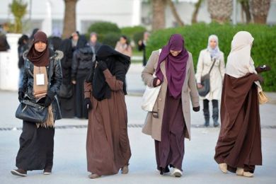 تونسيات يضربن عن الطعام للسماح بارتداء النقاب في الجامعات