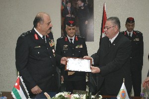 مدير عام الدفاع المدني يتسلم وسام المنظمة الدولية للحماية المدنية 