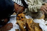 فلسطيني يقبل جمجمة ابنه بعد انا عاد هيكلا عظميا 