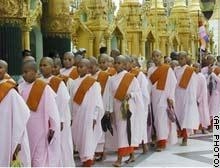 اعتقال مئات الرهبان بميانمار والحشود تتدفق 