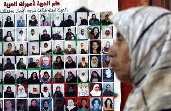 إسرائيل تفرج عن 90 أسيرا فلسطينيا معظمهم من حركة فتح