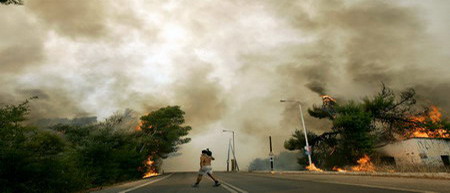 حرائق اليونان تقترب من العاصمة وارتفاع عدد القتلى إلى 46شخصا