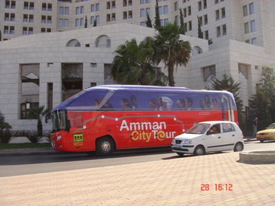 حافلات سياحية تتجول في عمان
