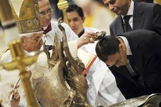 البابا يشرف بنفسه على طقوس اعتناق صحافي مصري للمسيحية