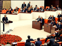 البرلمان التركي يلغي الحظر على الحجاب في الجامعات