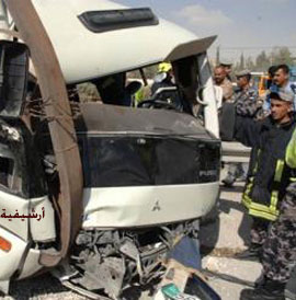 وفاة و3 إصابات في حادث تصادم باص على طريق العقبة 