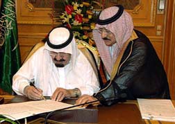 السعودية ترفع الرواتب وتخفض الرسوم لمواجهة الغلاء 