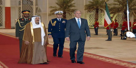 بوش يتفقد في الكويت القوات الاميركية ويناقش تطور الدايمقراطية