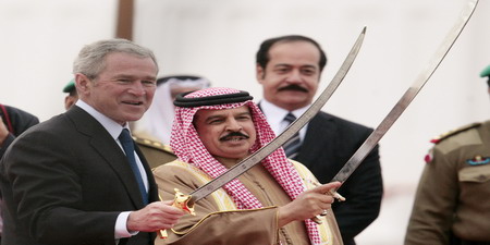 بوش يستقبل بالرقص رسميا وبالتظاهر شعبيا في البحرين