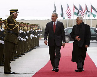 الضباب يجبر بوش على تلمس الاحباط  الذي تسببه الحواجز للفلسطينيين