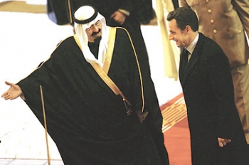 خادم الحرمين يبحث مع الرئيس الفرنسي الملف اللبناني والبترول