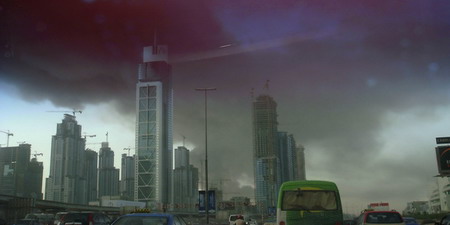 انفجار مستودع للألعاب النارية يهز دبي 