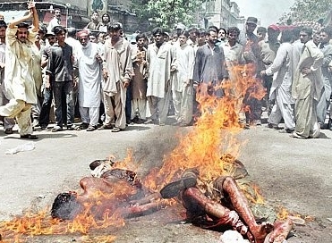 إحراق ثلاثة لصوص أحياء جنوب باكستان