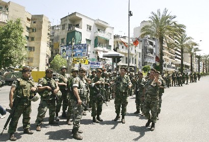 المعارضة تقبل بيان الجيش وتلغي المظاهر المسلحة في  بيروت