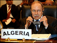 الرئيس الجزائري في طهران على رأس وفد سياسي واقتصادي كبير