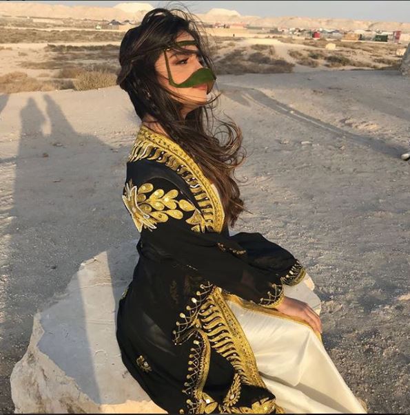 حلا الترك تذهل الجمهور بإطلالتها الجديدة شاهد