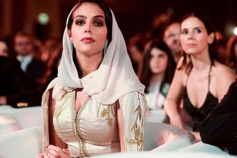 بوس واستعراض مؤخرات شاهد رونالدو وزوجته جورجينا بإطلالة تثير الجدل في دبي