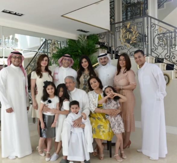 اخبار الخليج اخفتها بعيد عن الاعلام لجين عمران تفاجئ الجميع وتنشر لأول مرة صورة لعائلتها بالكامل شاهد