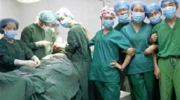 سيلفي تتسبب في طرد طاقم غرفة عمليات ..صور سيلفي تتسبب في طرد طاقم غرفة عمليات ..صور
