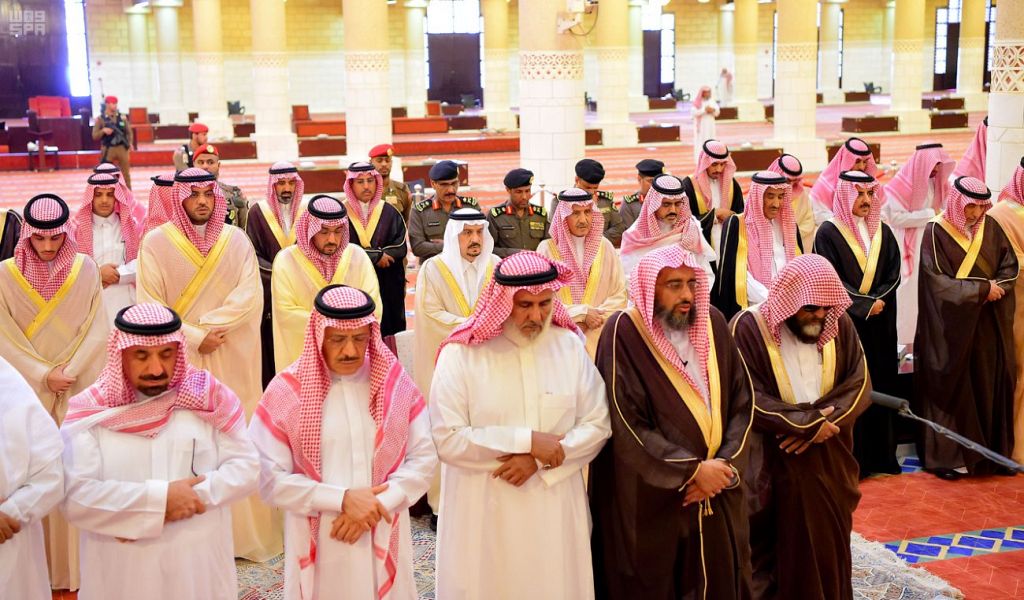 بالصور السعوديون يشيعون جثمان الأمير الشاب محمد بن متعب
